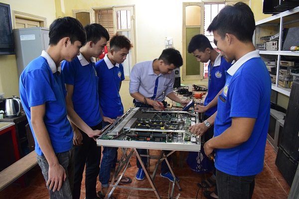 Học nghề sửa chữa điện tử cấp tốc tại trường Thanh Xuân