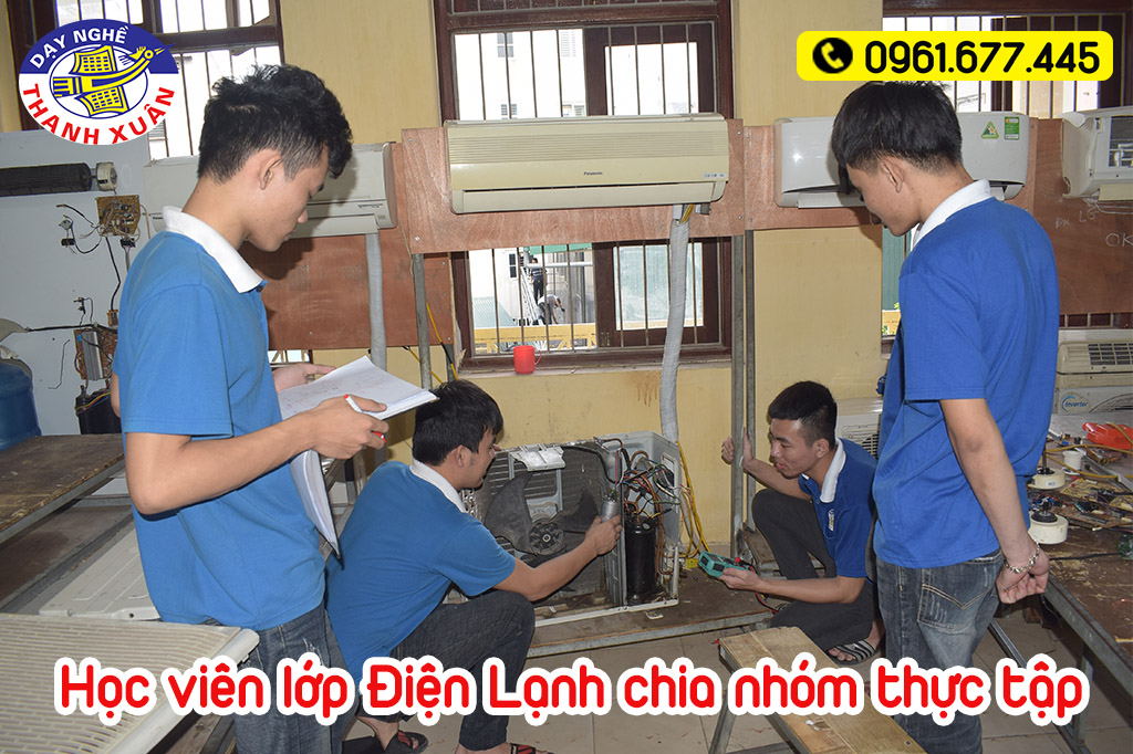 Học viên lớp sửa chữa điện lạnh chia nhóm thực tập